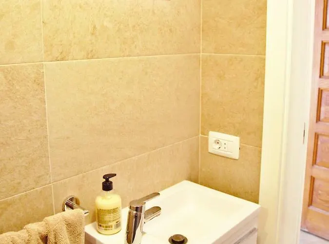 2 Min Walk To - Private Solarium * Адехе