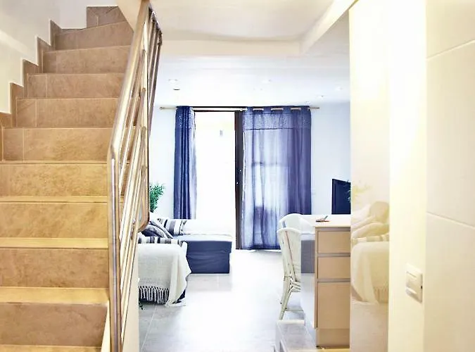 Будинок відпочинку 2 Min Walk To - Private Solarium *