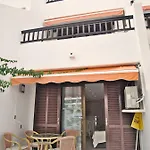 Будинок відпочинку 2 Min Walk To - Private Solarium *