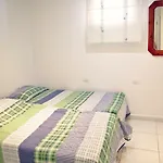 2 Min Walk To - Private Solarium * Адехе