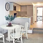 2 Min Walk To - Private Solarium Адехе