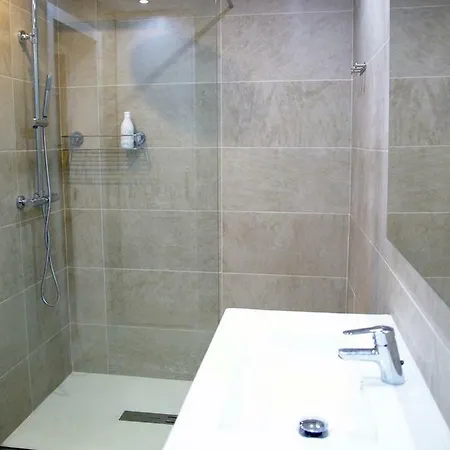 Hébergement de vacances 2 Min Walk To - Private Solarium *