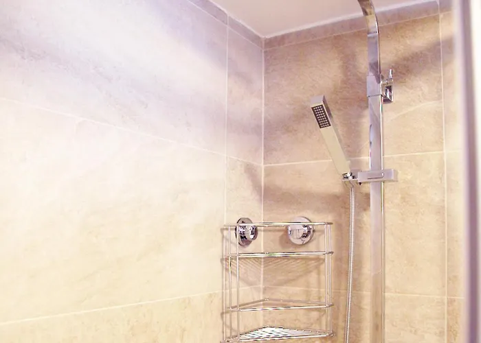 2 Min Walk To - Private Solarium